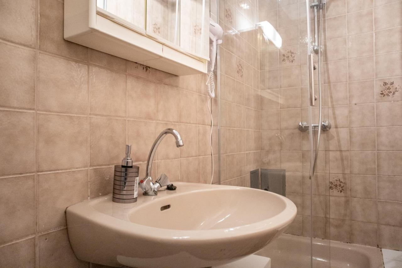 Roomy 2Br Apt. Near Akh -Perfect For Longstays فيينا المظهر الخارجي الصورة